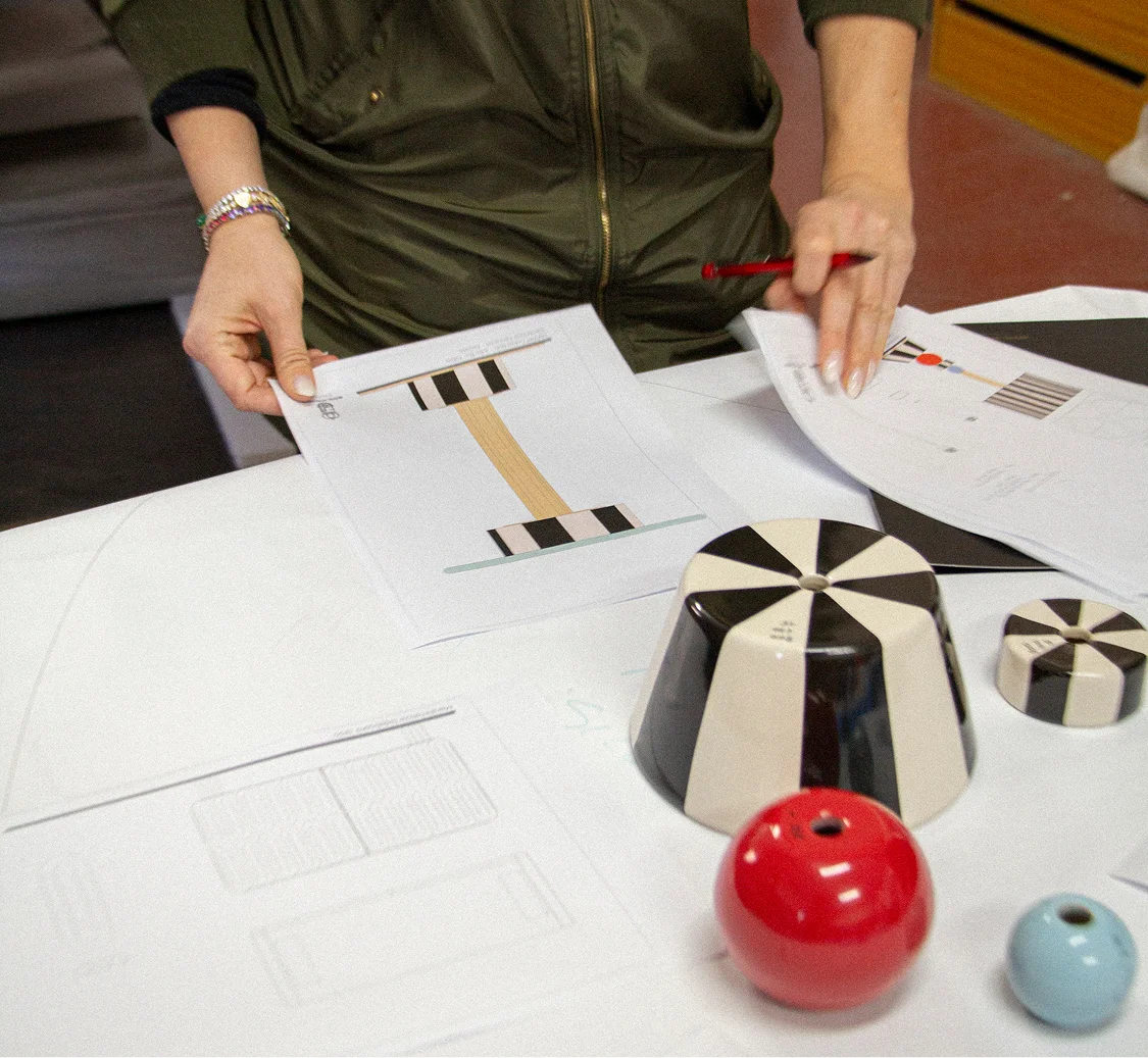 Detailed view of the structural joint and brushed brass backbone of a MAAM collection table, highlighting the stability and study of the assembly.